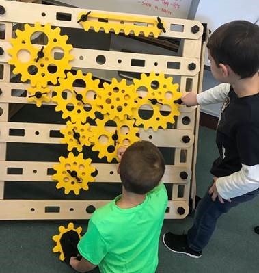 Children play with the Simple Machines add-on. Children play with the Simple Machines add-on.