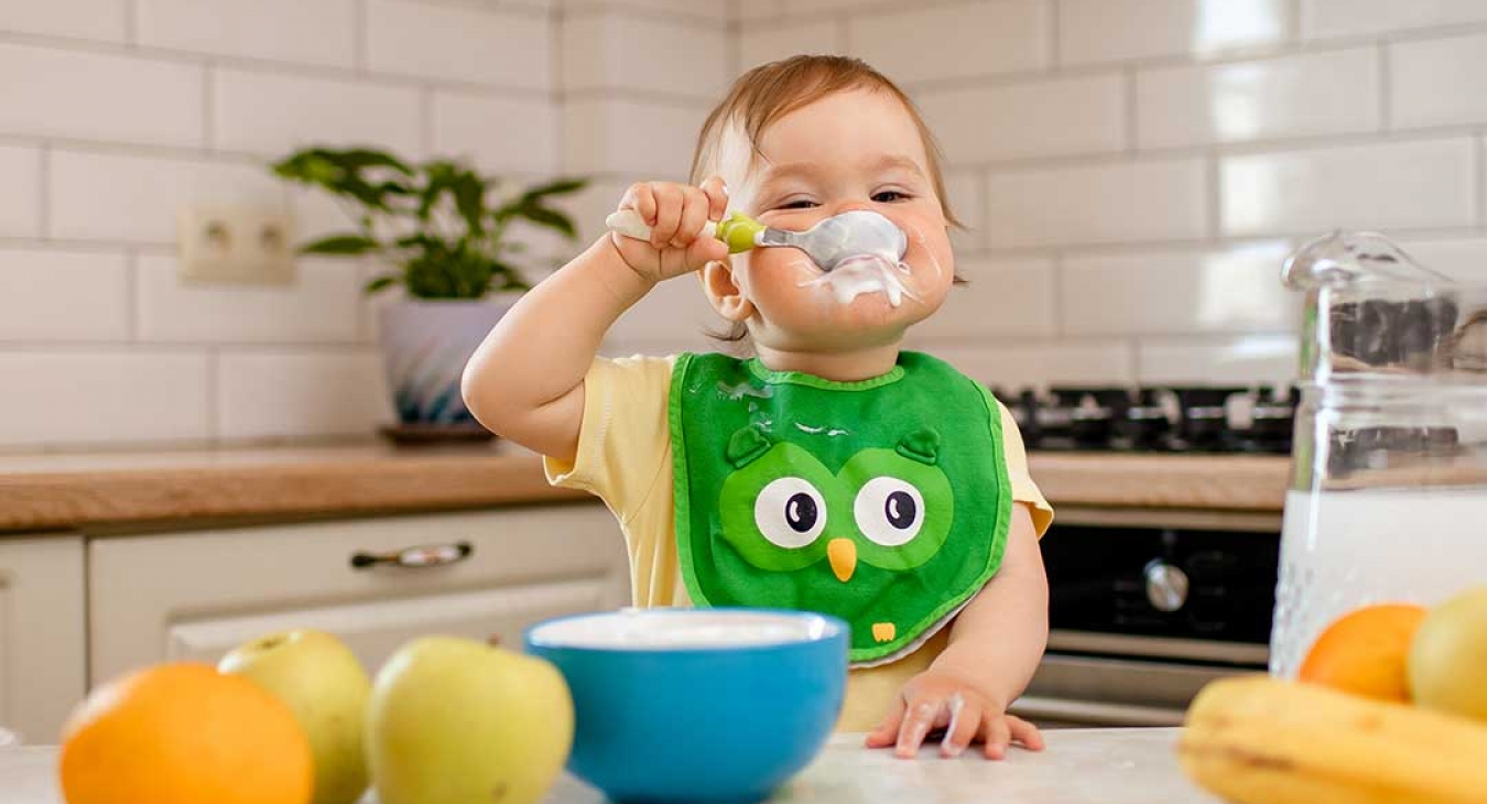Encouraging your baby to self-feed at 10 to 12 months