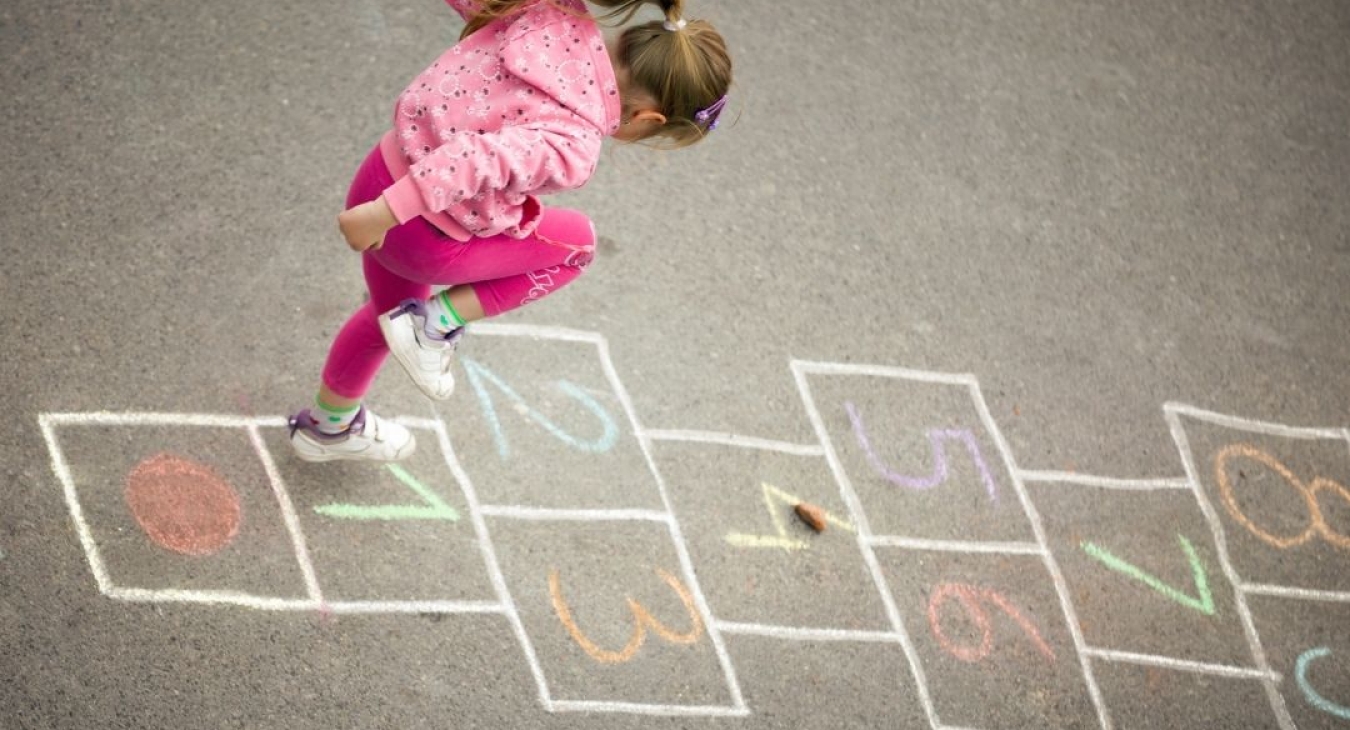 5 Best Sidewalk Games To Play With Chalk