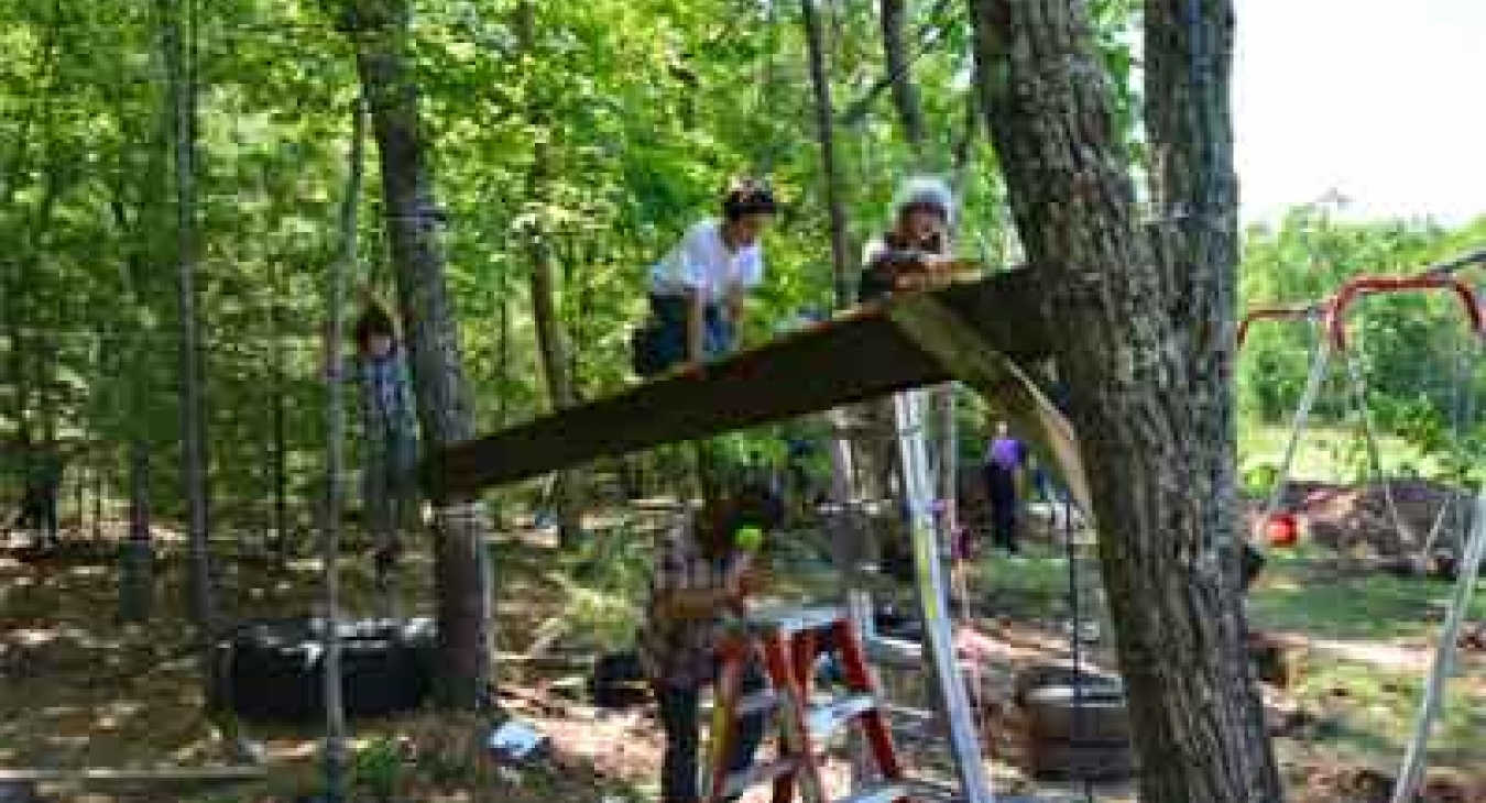 Kids building their own playground at Hudson Valley Sudbury School