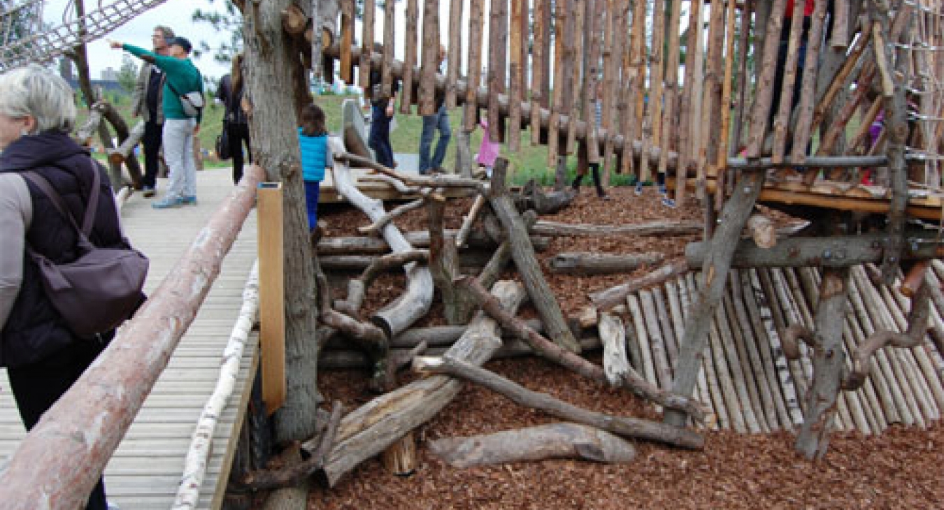 Tumbling Bay Playground, Queen Elizabeth Olympic Park - climbing logs