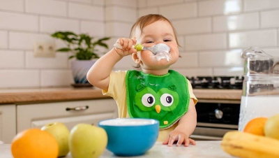 Encouraging your baby to self-feed at 10 to 12 months